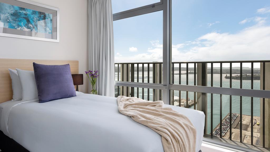 http://greatpacifictravels.com.au/hotel/images/hotel_img/11617811726Auckland Harbour Suites-room.jpg